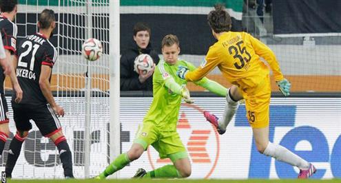 صيد البوندزليجا.. حارس أوجسبورج يصنع الحدث بهدف ينقذ فريقه.. فيديو